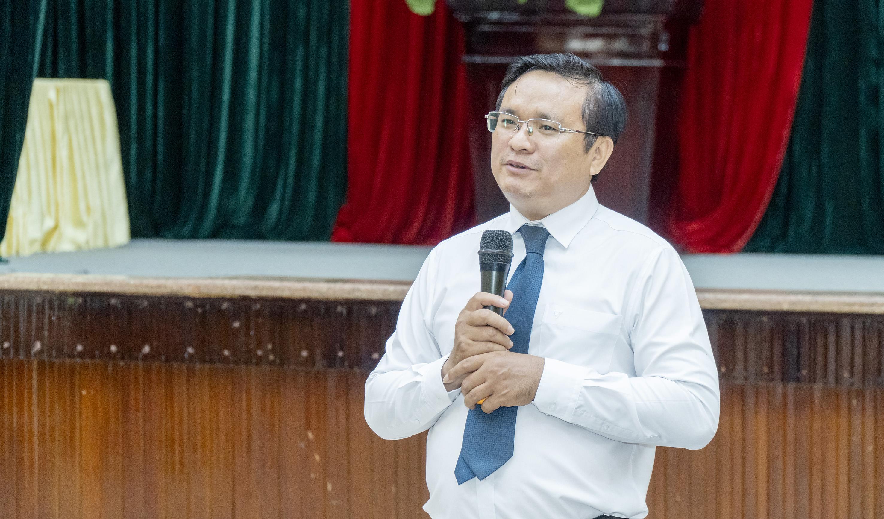 Tiến sĩ Vũ Trung Kiên, Phó Khoa xây dựng Đảng, học viện Chính trị Khu vực II truyền đạt chuyên đề đến đoàn viên thanh niên các đơn vị.
