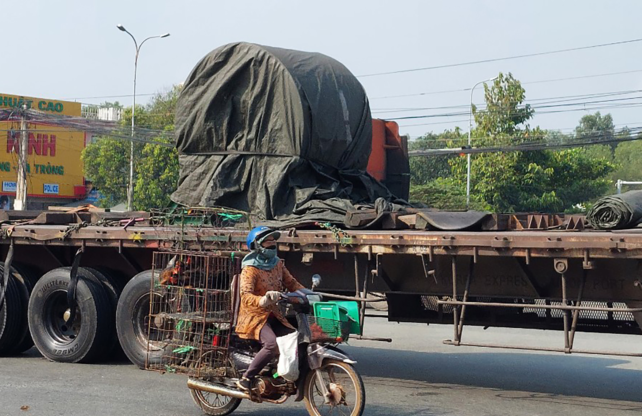  Rơ-moóc chở thép cuộn luôn tiềm ẩn rủi ro cho các phương tiện lưu thông cùng.