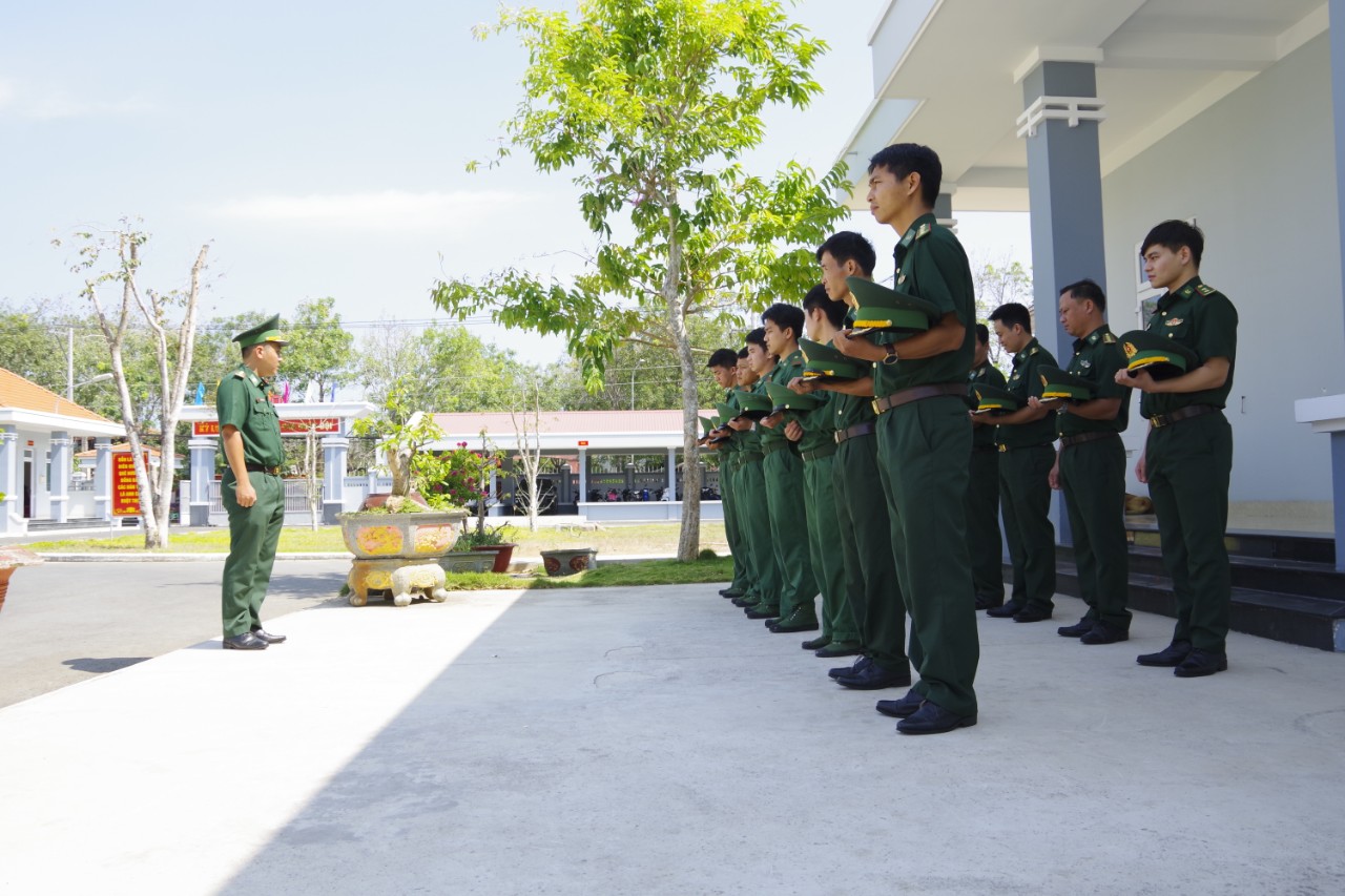 Đoàn công tác kiểm tra điều lệnh cán bộ, chiễn sĩ Đồn Biên phòng Phước Tỉnh.