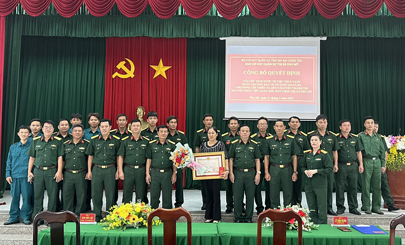 Đảng ủy, Ban CHQS TX. Phú Mỹ trao Huân chương bảo vệ Tổ quốc hạng Ba cho gia đình Thiếu tá Nguyễn Thành Trí.
