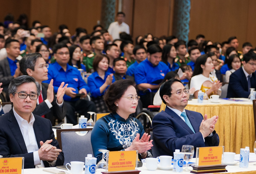 Thủ tướng Phạm Minh Chính, Bộ trưởng Bộ Nội vụ Phạm Thị Thanh Trà tại buổi đối thoại cùng thanh niên sáng 22-3-2023 - Ảnh: NAM TRẦN (Báo Tuổi trẻ)