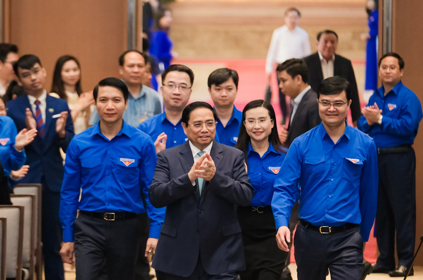 Thủ tướng Phạm Minh Chính tới dự buổi đối thoại cùng thanh niên sáng 22-3 - Ảnh: NAM TRẦN  (Báo Tuổi trẻ)