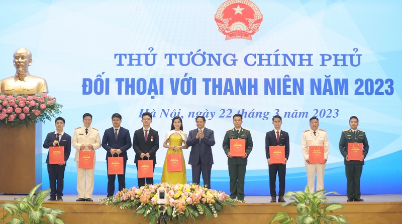 Thủ tướng Phạm Minh Chính tặng quà cho 10 Gương mặt Trẻ tiêu biểu năm 2022. Ảnh: 