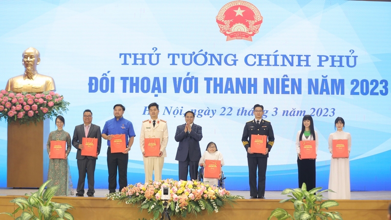 Thủ tướng Phạm Minh Chính tặng quà cho 10 Gương mặt Trẻ triển vọng năm 2022. Ảnh: w