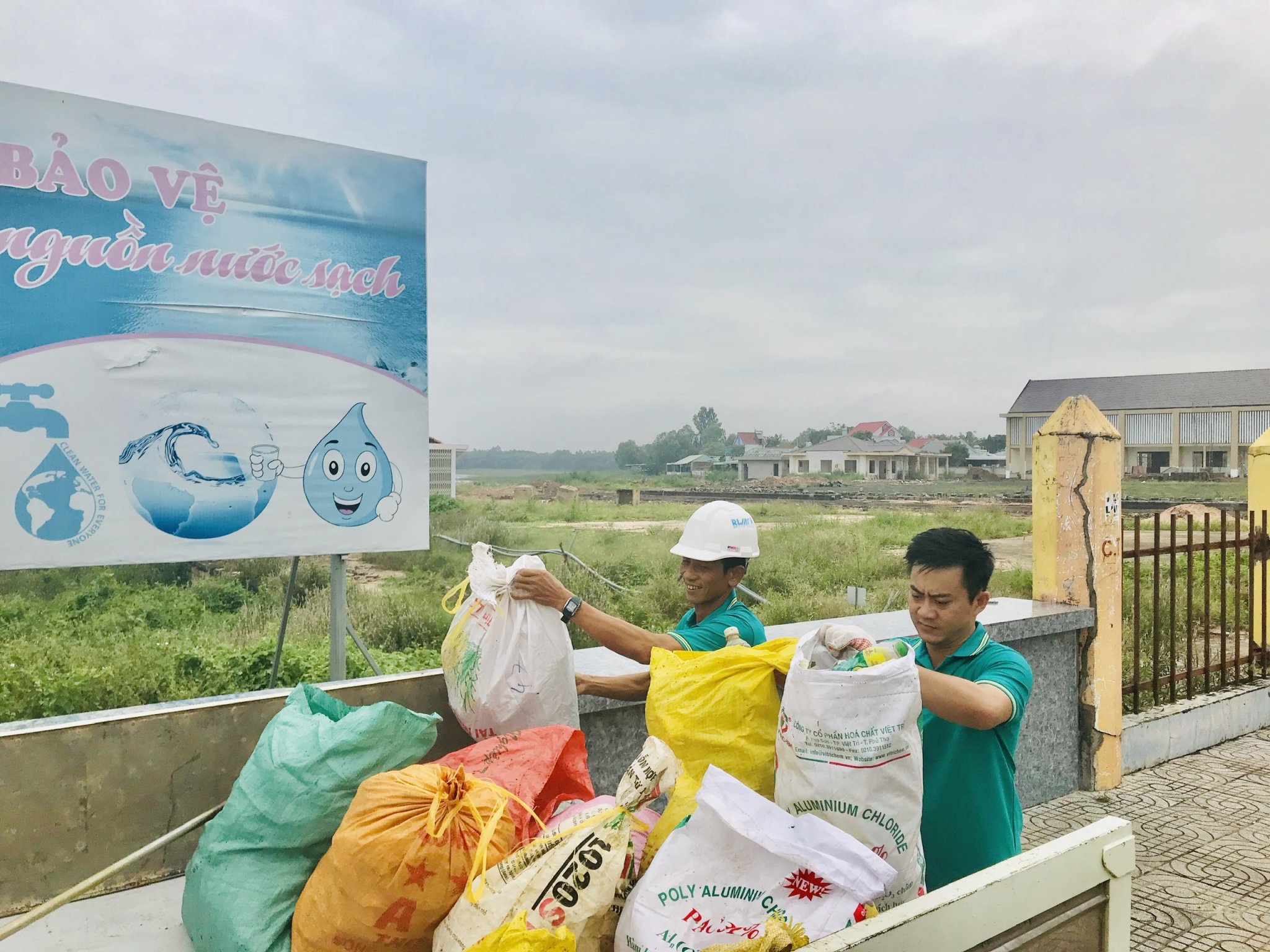 Công nhân BWACO tham gia thu gom rác tại hồ Bà Tô (huyện Xuyên Mộc), một trong những hoạt động bảo vệ nguồn nước được BWACO thường xuyên tổ chức