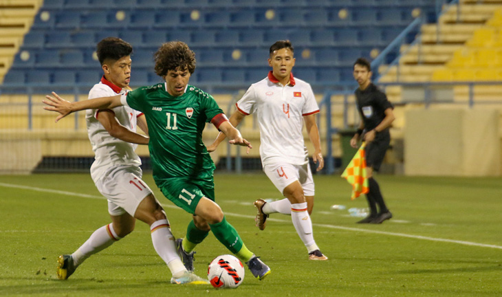 Chơi hơn người, U23 Iraq dễ dàng đánh bại U23 Việt Nam (áo trắng). Ảnh: VFF