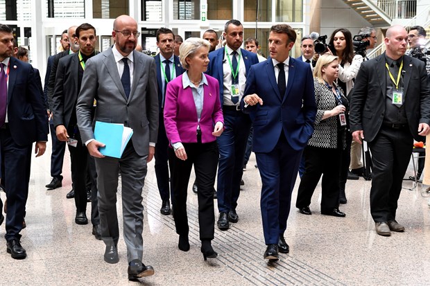 Chủ tịch Hội đồng châu Âu Charles Michel, Chủ tịch EC Ursula von der Leyen và Tổng thống Pháp Emmanuel Macron sau Hội nghị thượng đỉnh EU ở Brussels (Bỉ).