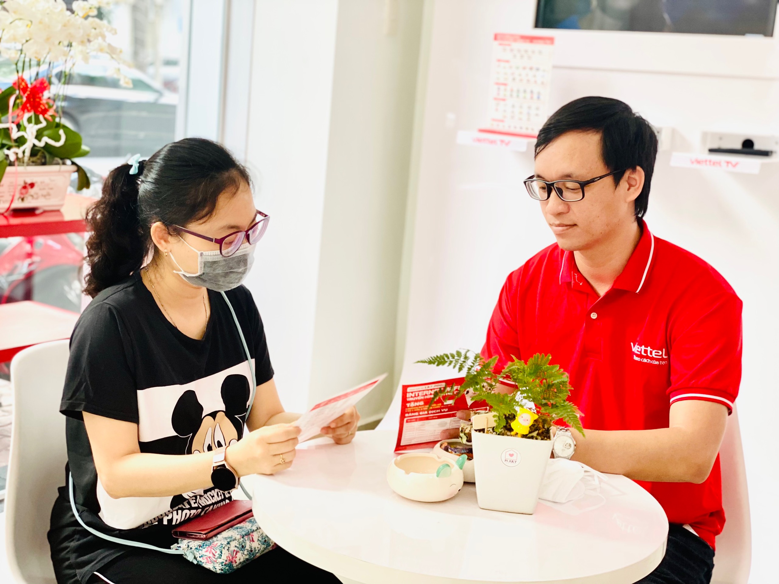 Nhân viên Viettet hỗ trợ giải đáp thắc mắc của khách hàng về việc chuẩn hóa thông tin thuê bao  di động.