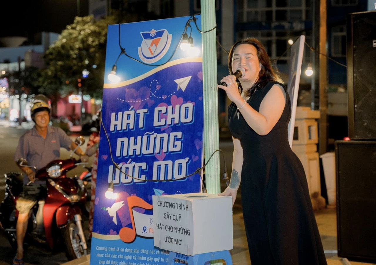 Ca sĩ Linh Nga tham gia “Hát cho những ước mơ” biểu diễn trên sân khấu đường phố.