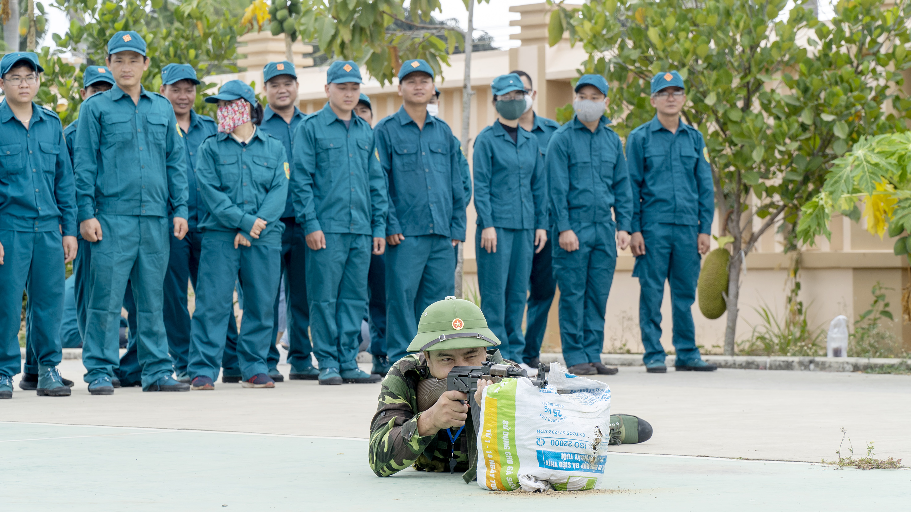 Huấn luyện tư thế, động tác bắn súng súng tiểu liên AK47.