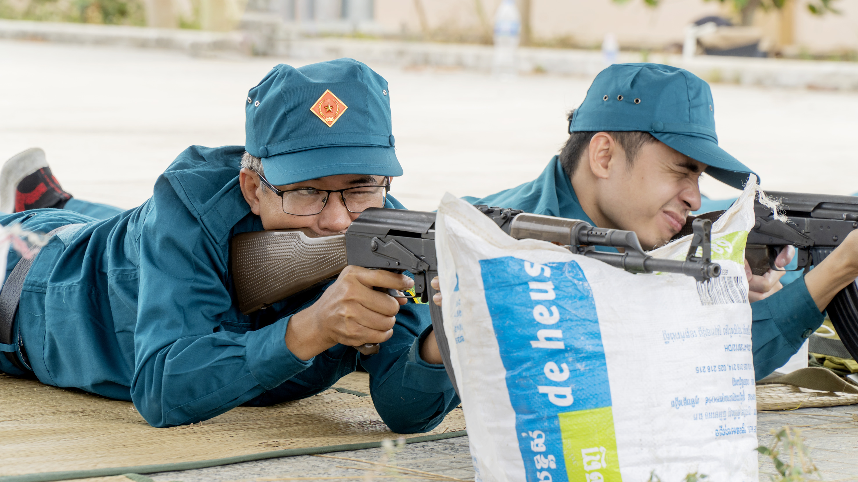 Học viên luyện tập ngắm bắn súng tiểu liên AK47.