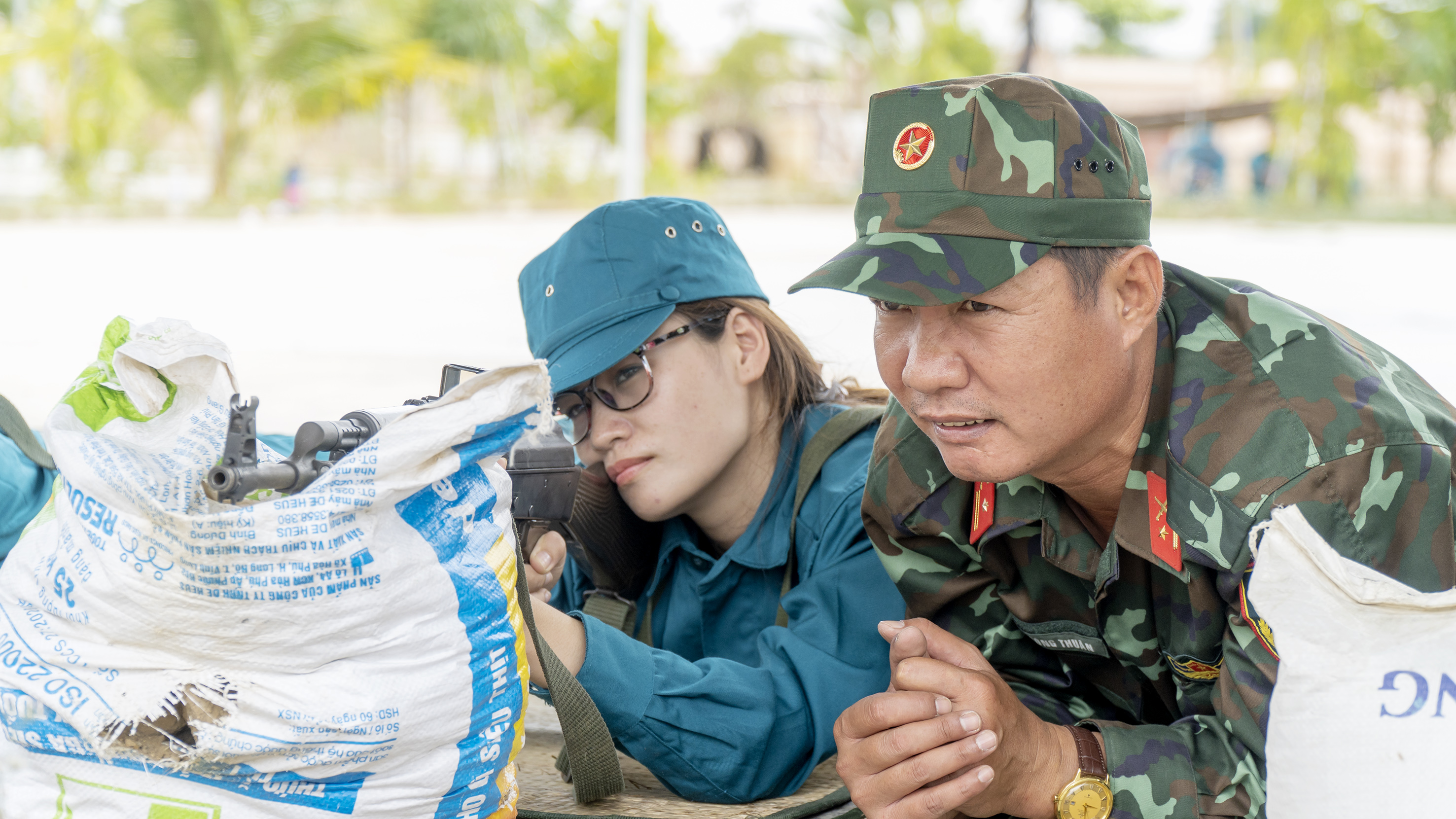 Tập ngắm bắn súng tiểu tiểu liên AK47.