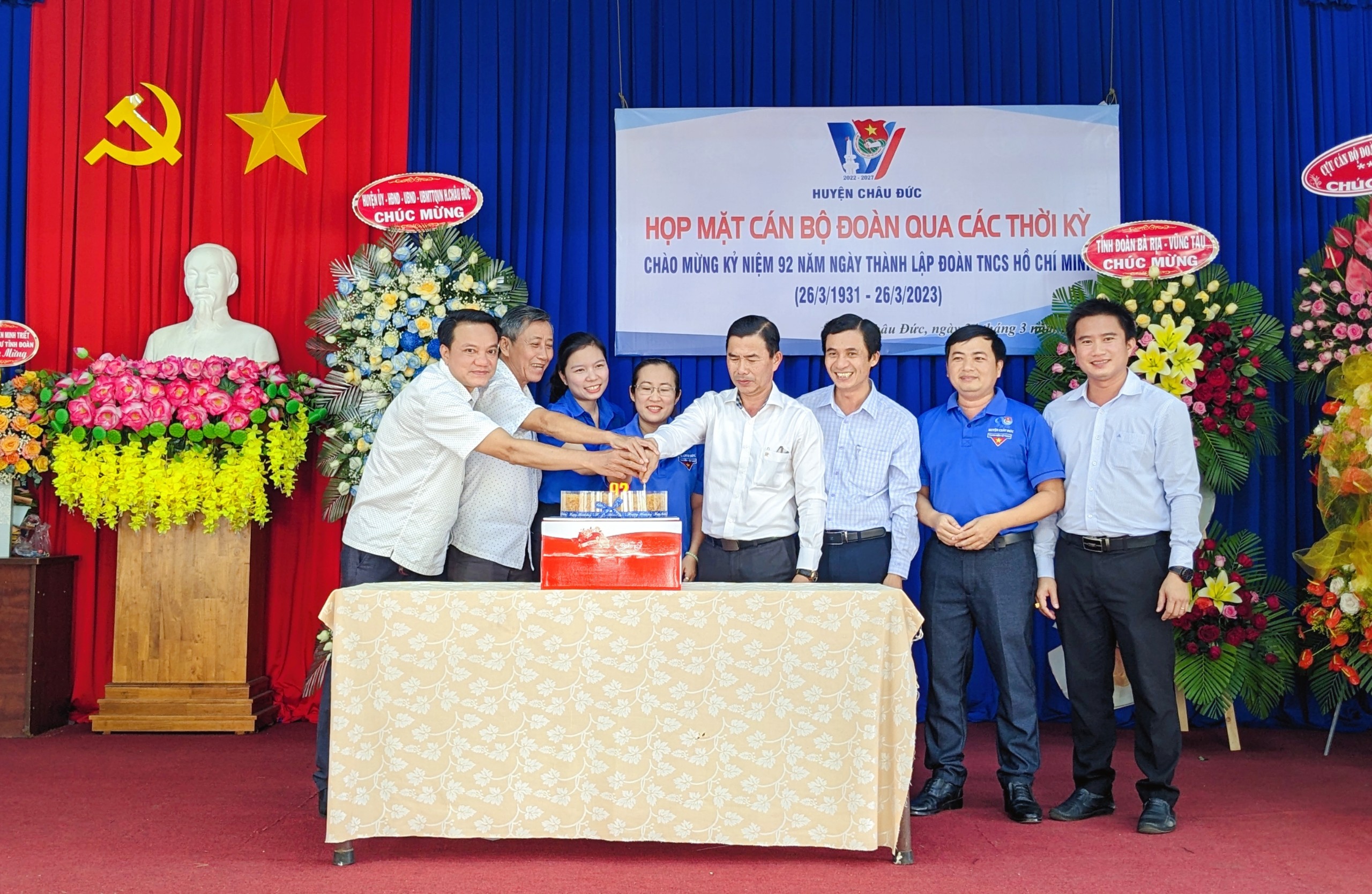 Cán bộ, nguyên cán bộ Huyện Đoàn Châu Đức cùng nhau cắt bánh kem kỷ niệm 92 năm Ngày thành lập Đoàn TNCS Hồ Chí Minh.