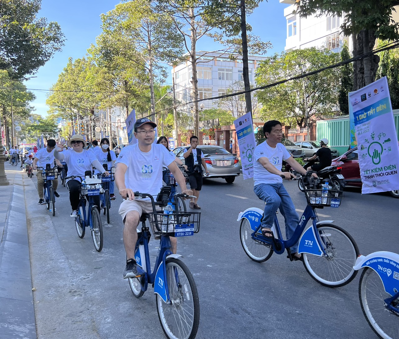 70 cán bộ, nhân viên ngành điện lực đạp xe diễu hành hưởng ứng 