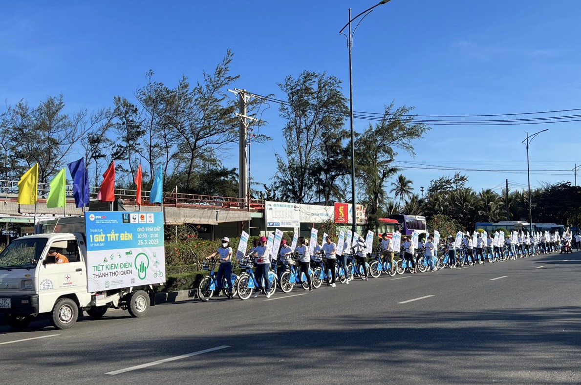 Đoàn diễu hành đạp xe qua nhiều tuyến phố trong nội ô thành phố nhằm tuyên truyền cộng đồng, DN chung tay hưởng ứng 