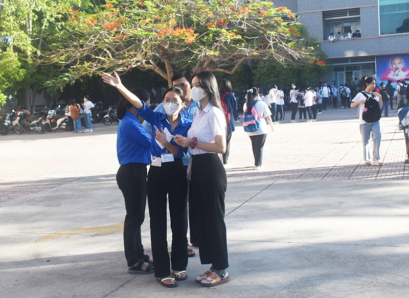 Các sinh viên trường CĐ Sư phạm Bà Rịa - Vũng Tàu tận tình  hướng dẫn thí sinh vào dự thi tại trường.