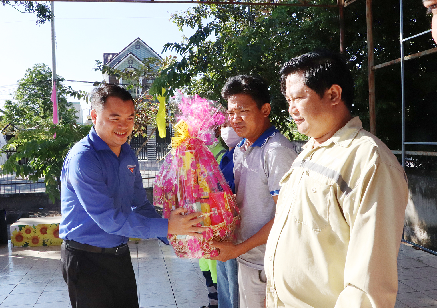 Anh Thôi Đại Việt, Phó Bí thư Tỉnh Đoàn trao quà đến các thanh niên công nhân.