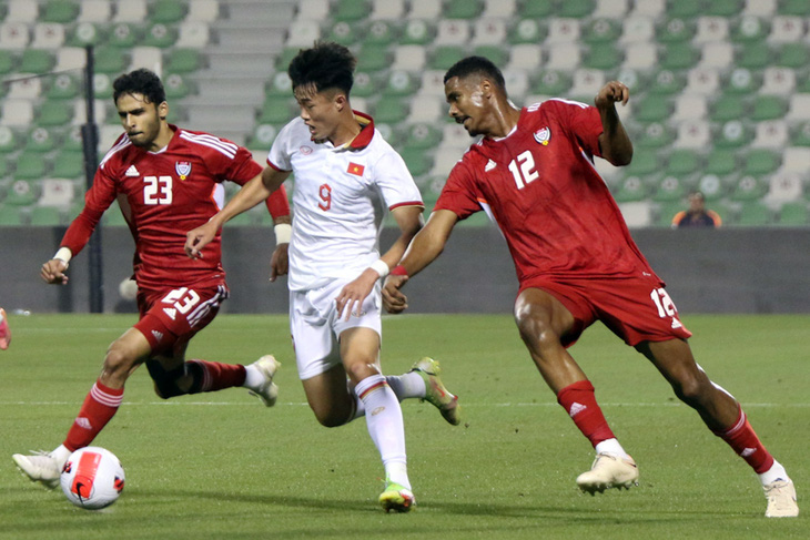 U23 Việt Nam (giữa) thua đậm 0-4 trước U23 UAE. Ảnh: VFF