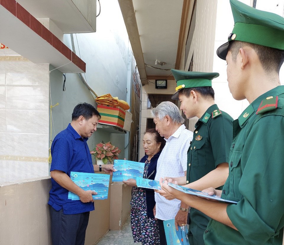 Cán bộ Hội Nông dân và Biên phòng xã Phước Tỉnh, huyện Long Điền “đi từng ngõ,  gõ từng nhà” tuyên truyền về chống khai thác hải sản bất hợp pháp.