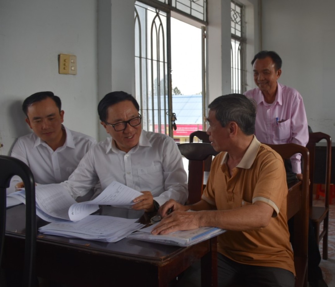Ông Dương Quyết Thắng, Tổng Giám đốc NHCSXH Việt Nam kiểm tra việc cho vay vốn tại xã Hòa Hưng  (huyện Xuyên Mộc) ngày 24/3.