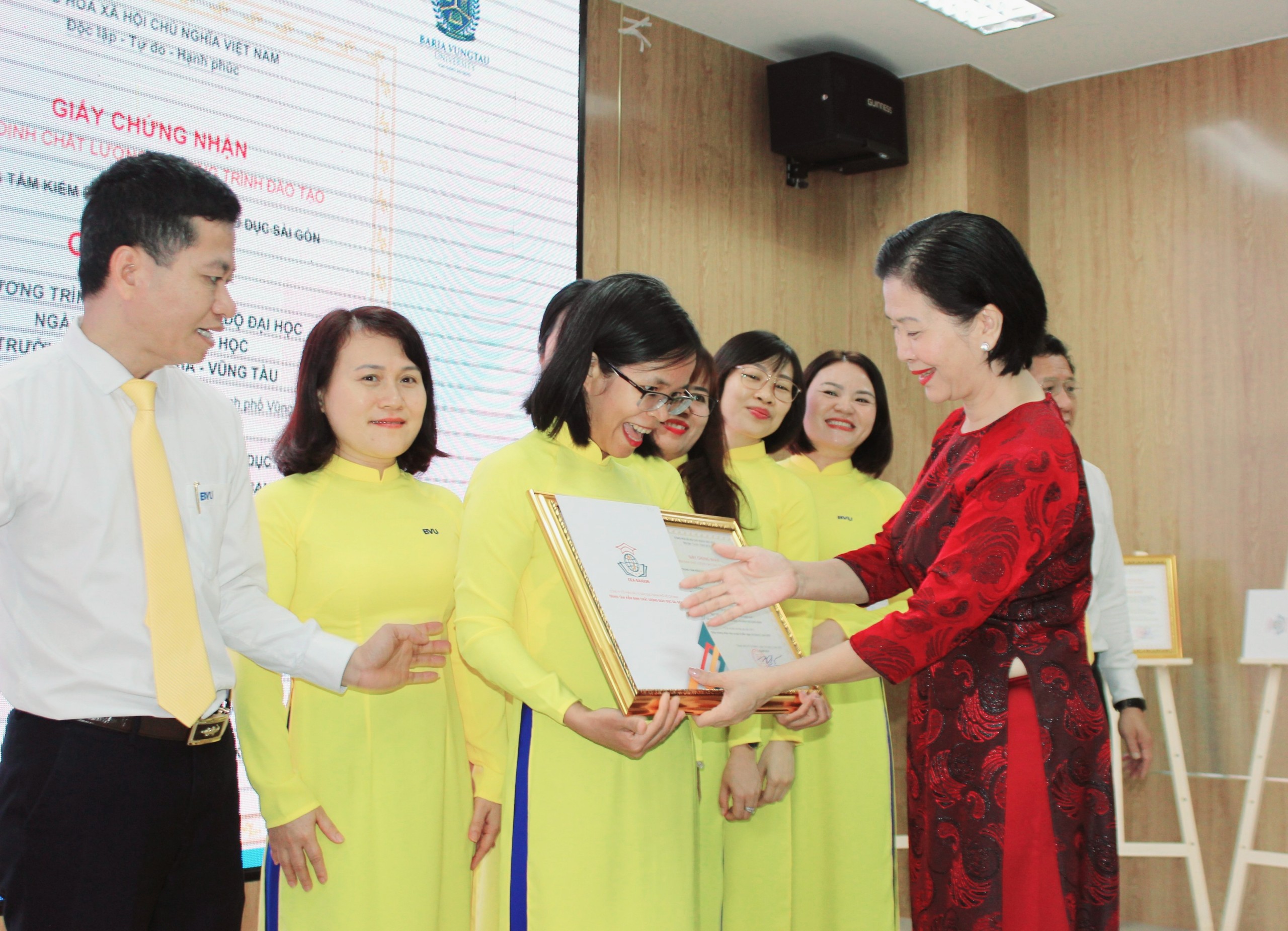 TS. Nguyễn Kim Dung trao chứng nhận cho các ngành đạt kiểm định chất lượng đào tạo trình độ ĐH.