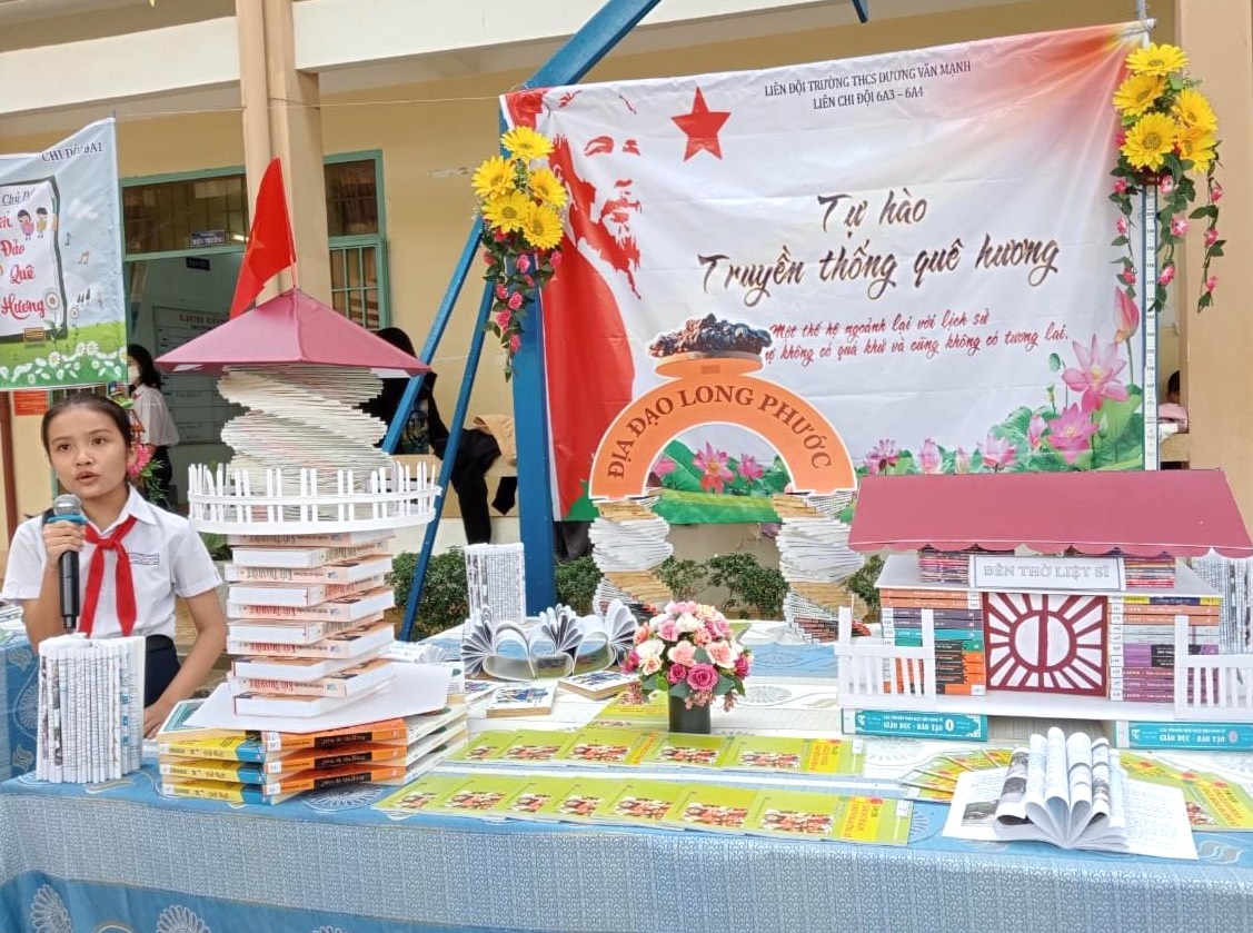 HS Trường THCS Dương Văn Mạnh (TP.Bà Rịa) thuyết trình về mô hình sách tại Ngày hội sách.