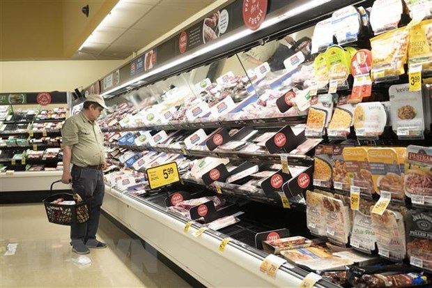 Người dân mua sắm tại một siêu thị ở California, Mỹ.
