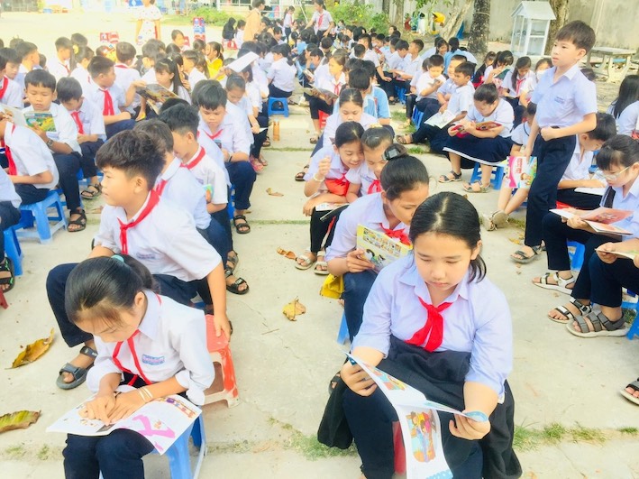 700 HS Trường TH Lý Tự Trọng (huyện Long Điền) đọc sách ngay tại sân trường.