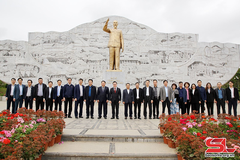Đoàn công tác Báo Nhân dân, lãnh đạo tỉnh Sơn La và các cơ quan báo chí chụp ảnh lưu niệm tại Tượng đài Bác Hồ với đồng bào các dân tộc Tây Bắc. 