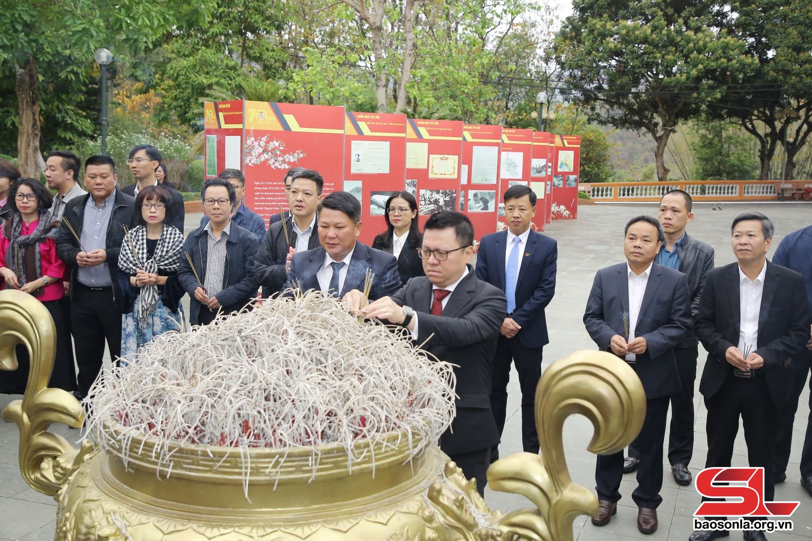 Các đại biểu dâng hương tại Nhà tưởng niệm các Anh hùng Liệt sĩ Nhà tù Sơn La.