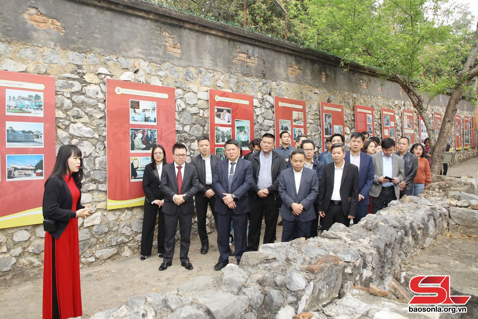 Đoàn công tác Báo Nhân dân và lãnh đạo tỉnh Sơn La thăm Khu di tích Quốc gia đặc biệt Nhà tù Sơn La.