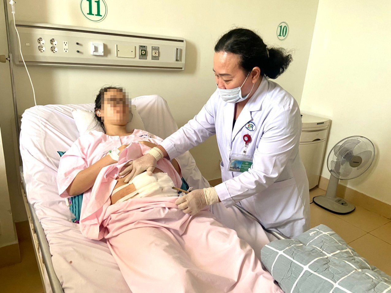 Bác sĩ Nguyễn Thị Lâm Hà, Phó trưởng Khoa Sản (Bệnh viện Bà Rịa) kiểm tra vết mổ cho sản phụ L.