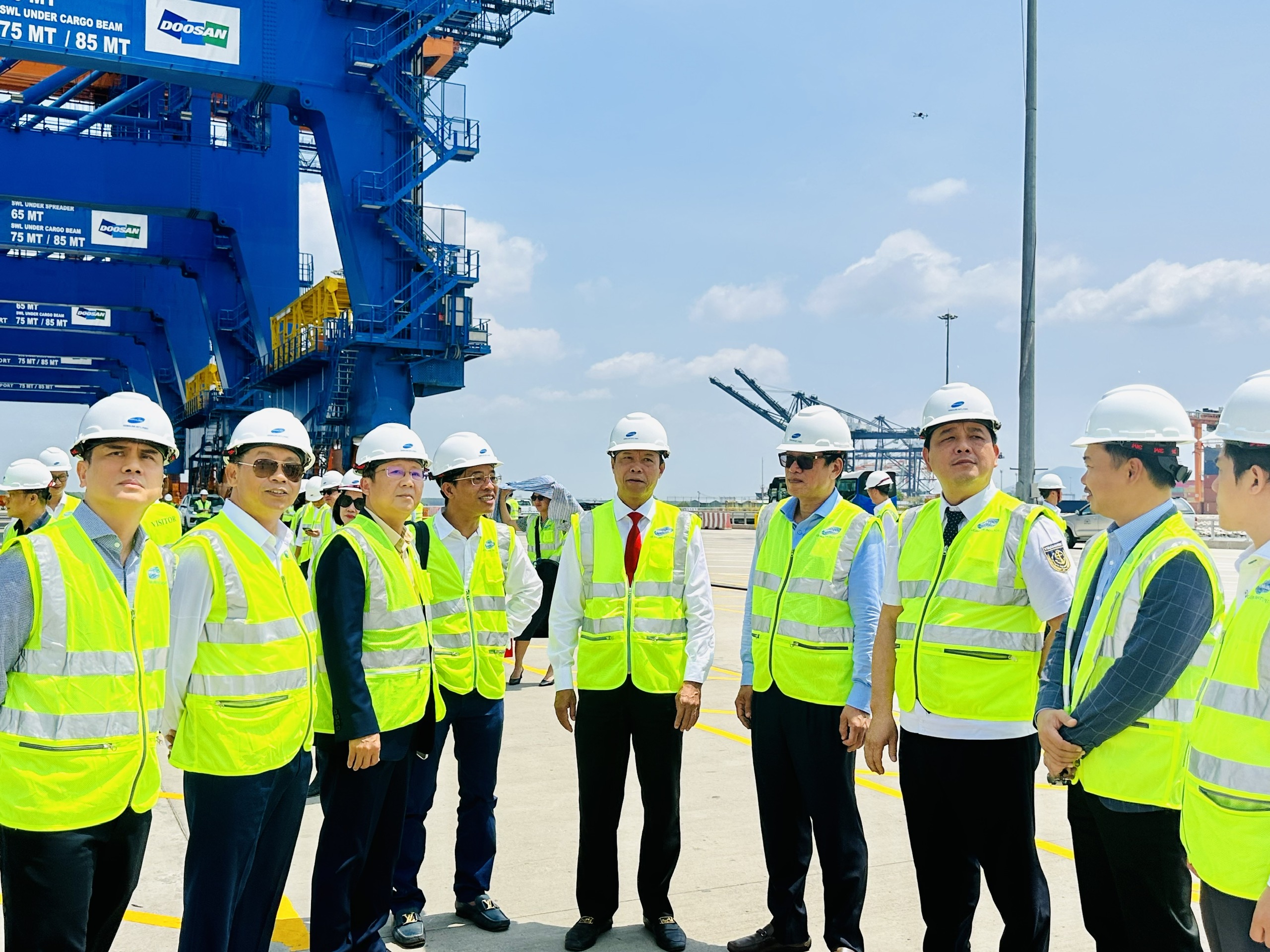Ông Nguyễn Văn Thọ (thứ năm từ trái qua), Chủ tịch UBND tỉnh  trao đổi thông tin với lãnh đạo Công ty CP Cảng Cái Mép Gemadept-Terminal Link và đại diện các đối tác, hãng tàu tại sự kiện.