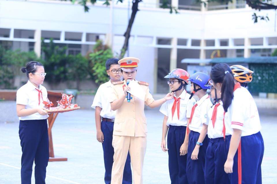 Đội CSGT, Công an TP.Vũng Tàu tuyên truyền cho học sinh Trường THCS Nguyễn An Ninh về an toàn giao thông.