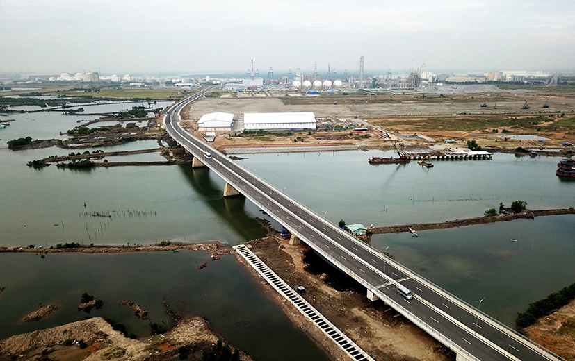Các tuyến giao thông kết nối được đầu tư đồng bộ giúp BR-VT khai thác lợi thế về kinh tế biển. Trong ảnh: Cầu Mỏ Nhát (TX.Phú Mỹ) - dự án giao thông trọng điểm của tỉnh. Ảnh: CTV