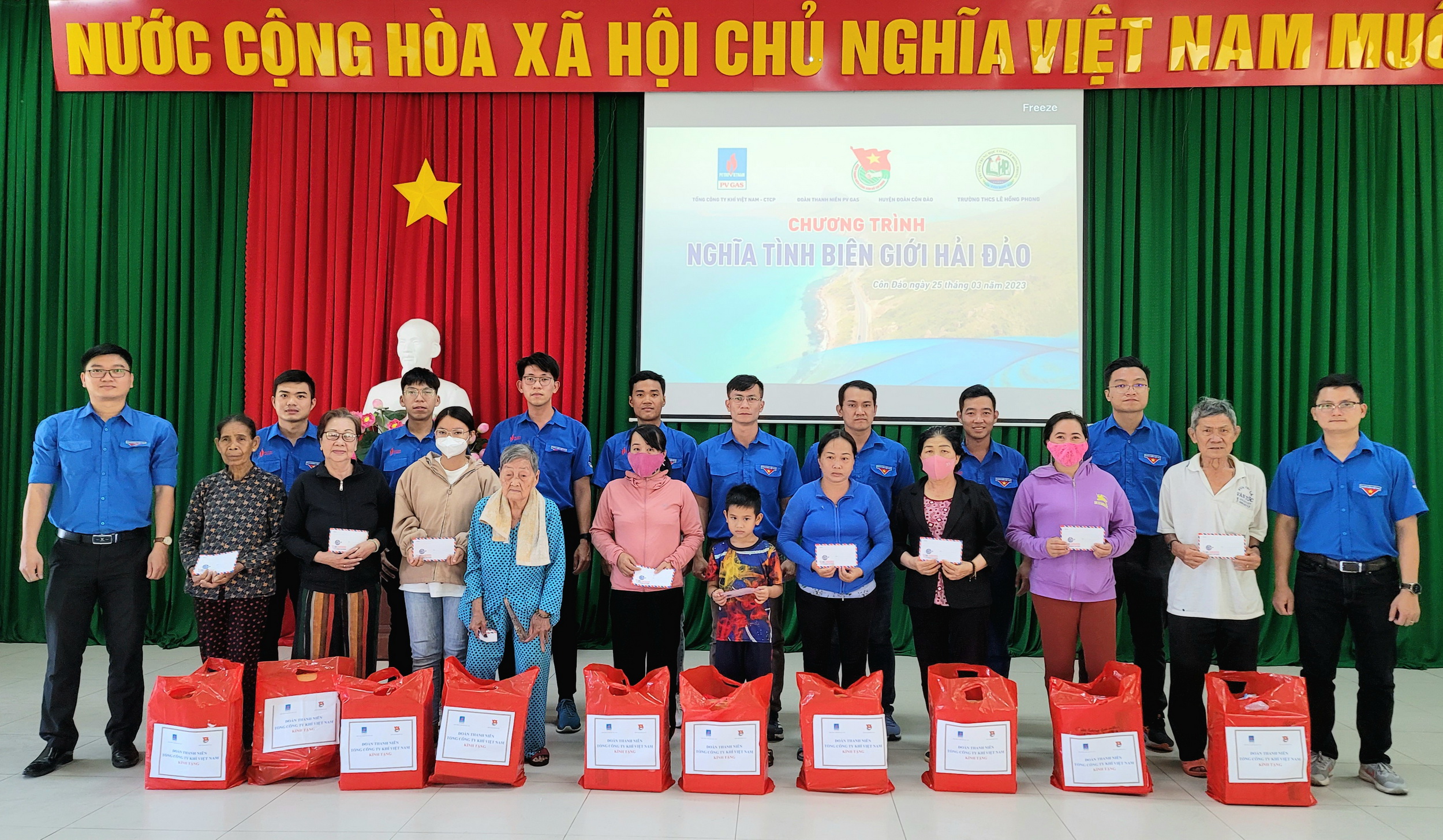 Đoàn Thanh niên KVT tặng quà các gia đình và học sinh khó khăn của Côn Đảo.