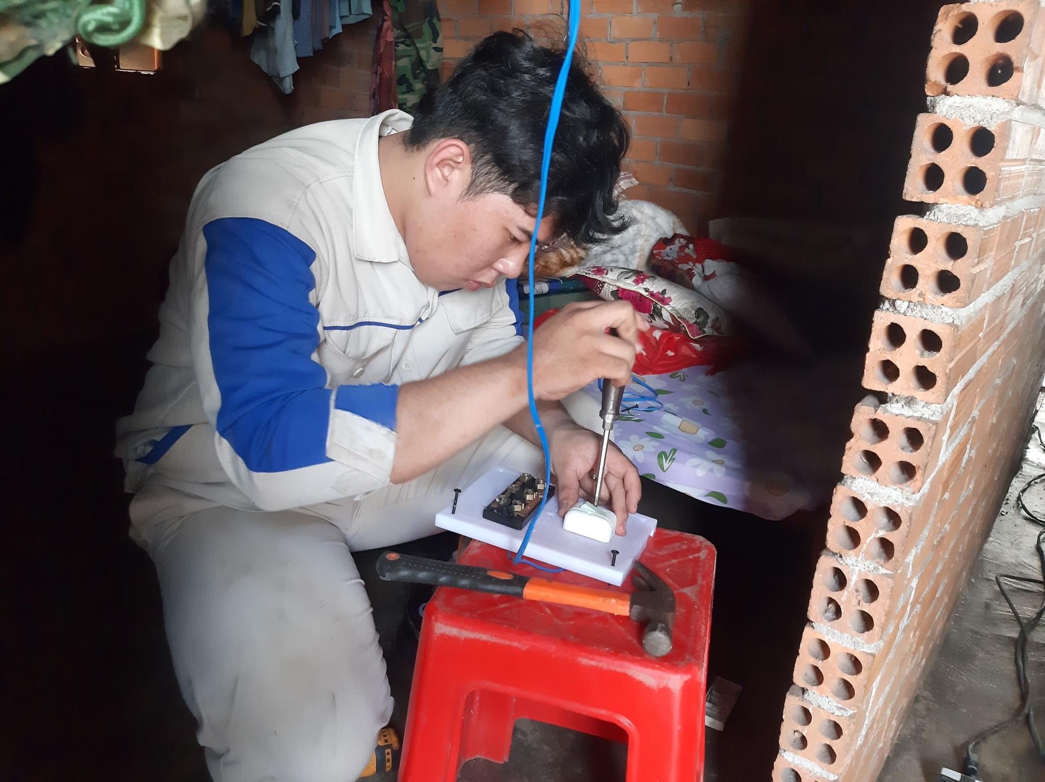 SV Nguyễn Quốc Việt, Trường CĐ Kỹ thuật Công nghệ Bà Rịa-Vũng Tàu tham gia sửa chữa điện cho người dân nghèo, đồng bào dân tộc.