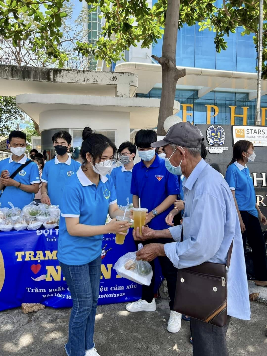 Em Nguyễn Thị Mỹ Linh luôn tích cực tham gia các hoạt động thiện nguyện  nên được Đoàn Trường ĐH BR-VT giới thiệu kết nạp Đảng vào năm 2022.