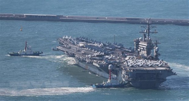 Tàu sân bay Mỹ USS Nimitz tới căn cứ hải quân ở  Busan, ngày 2/4/2023.