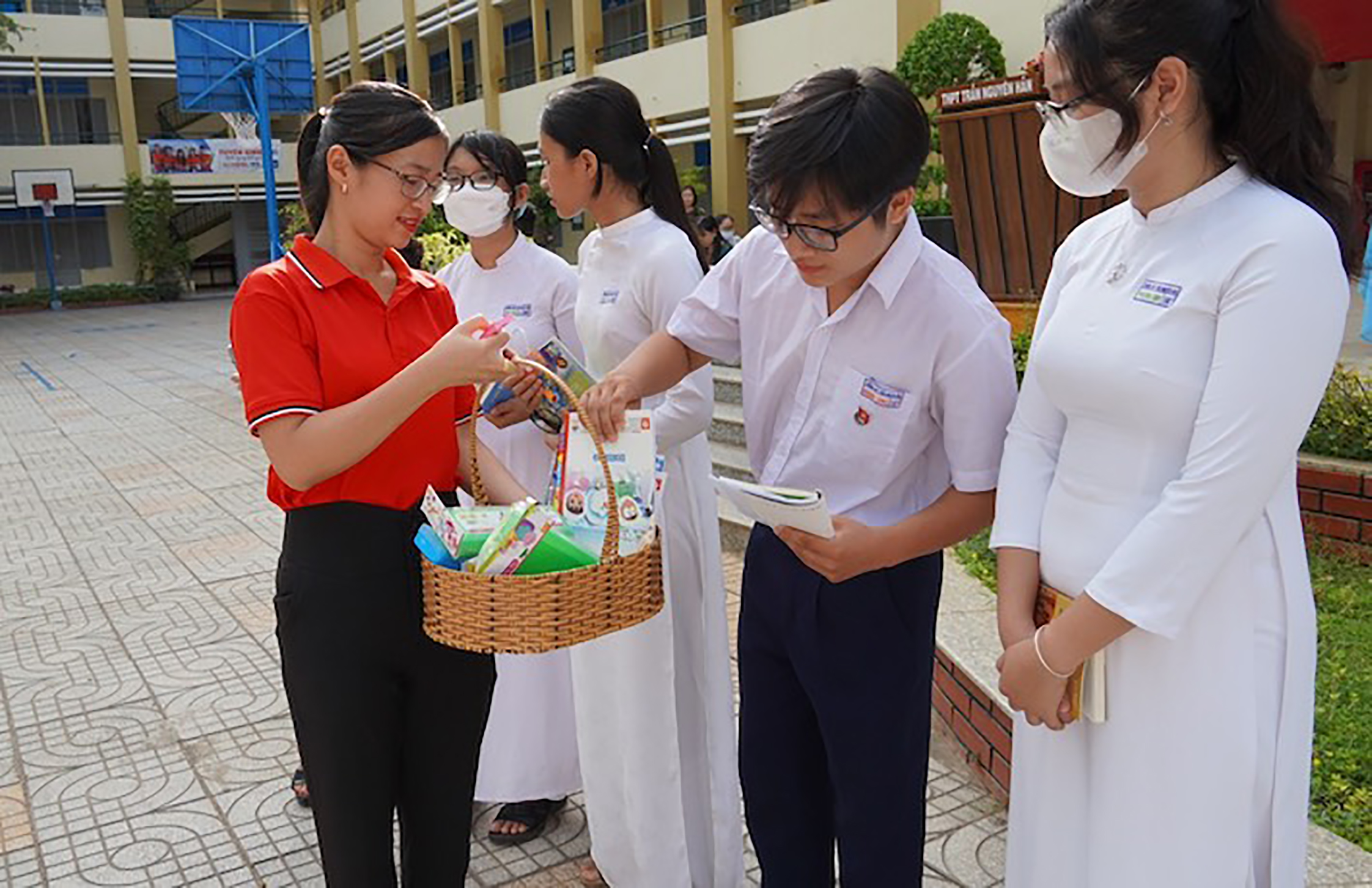 HS Trường THPT Trần Nguyên Hãn (TP. Vũng Tàu) hào hứng tham gia trò chơi đố vui kiến thức về sách.