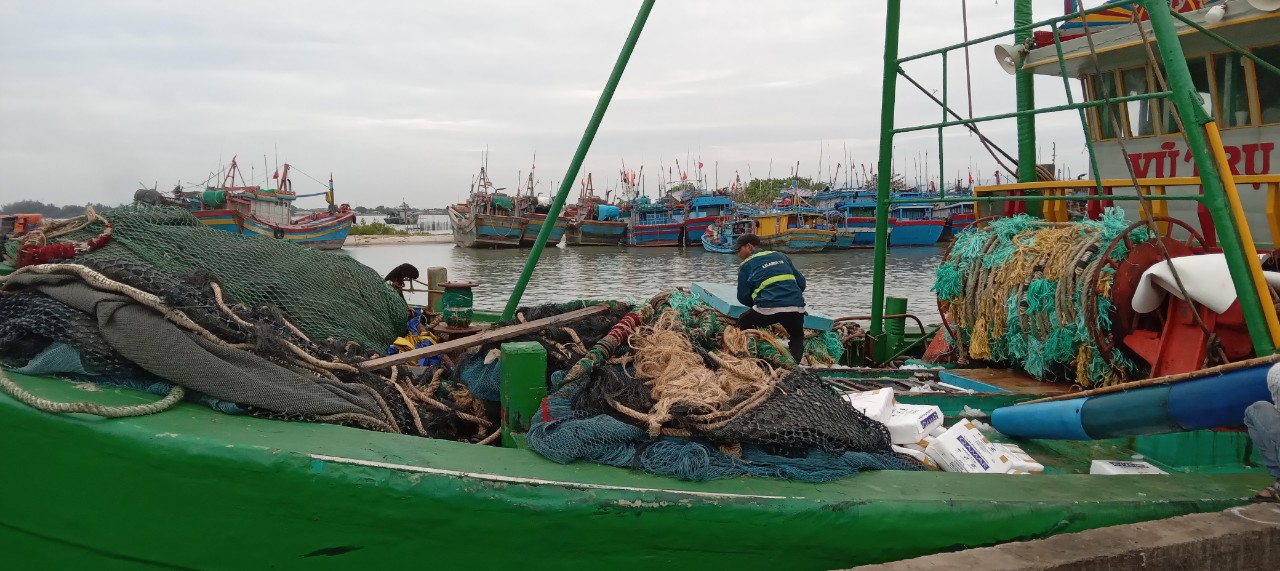 Tỉnh đang có chủ trương giảm dần nghề lưới kéo và nghề khai thác gần bờ để bảo vệ nguồn lợi thủy sản. Trong ảnh: Tàu cá tại cảng Tân Phước (xã Phước Tỉnh, huyện Long Điền) chuẩn bị nguyên liệu ra khơi.