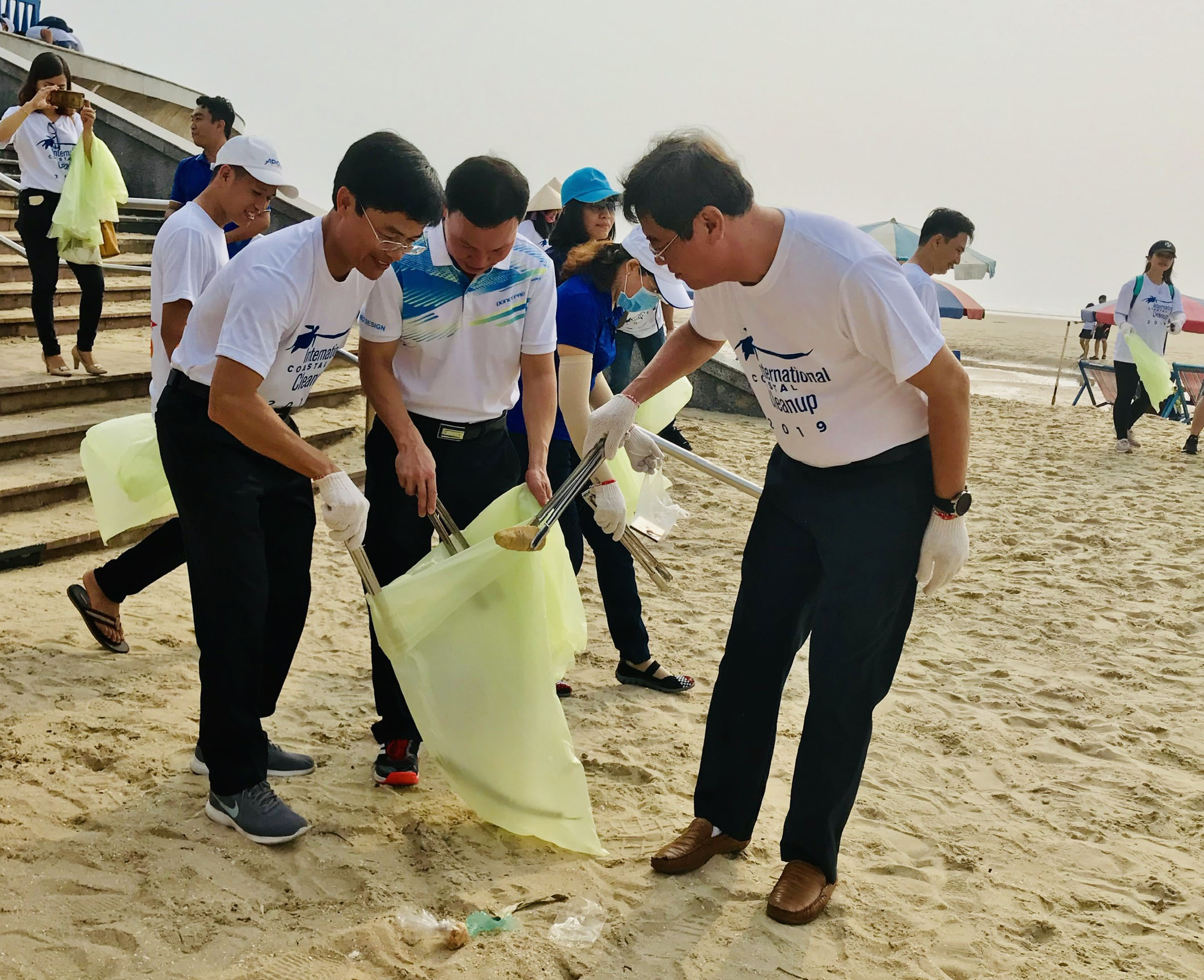 Lãnh đạo TP.Vũng Tàu cùng tham gia thu gom rác, làm sạch bãi biển Bãi Sau.