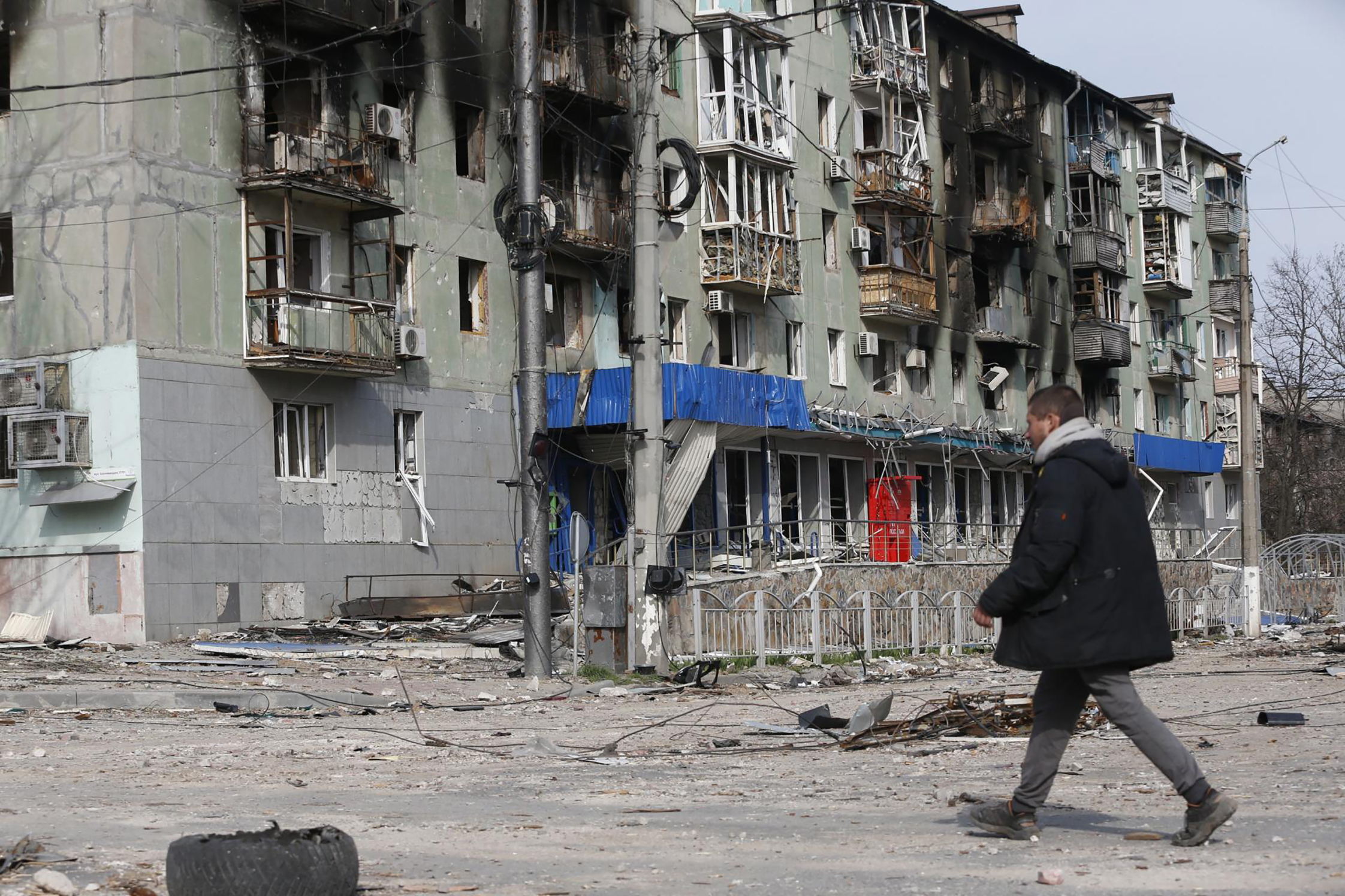 Tòa nhà bị hư hại do xung đột tại Mariupol, Ukraine, ngày 17/4/2022.