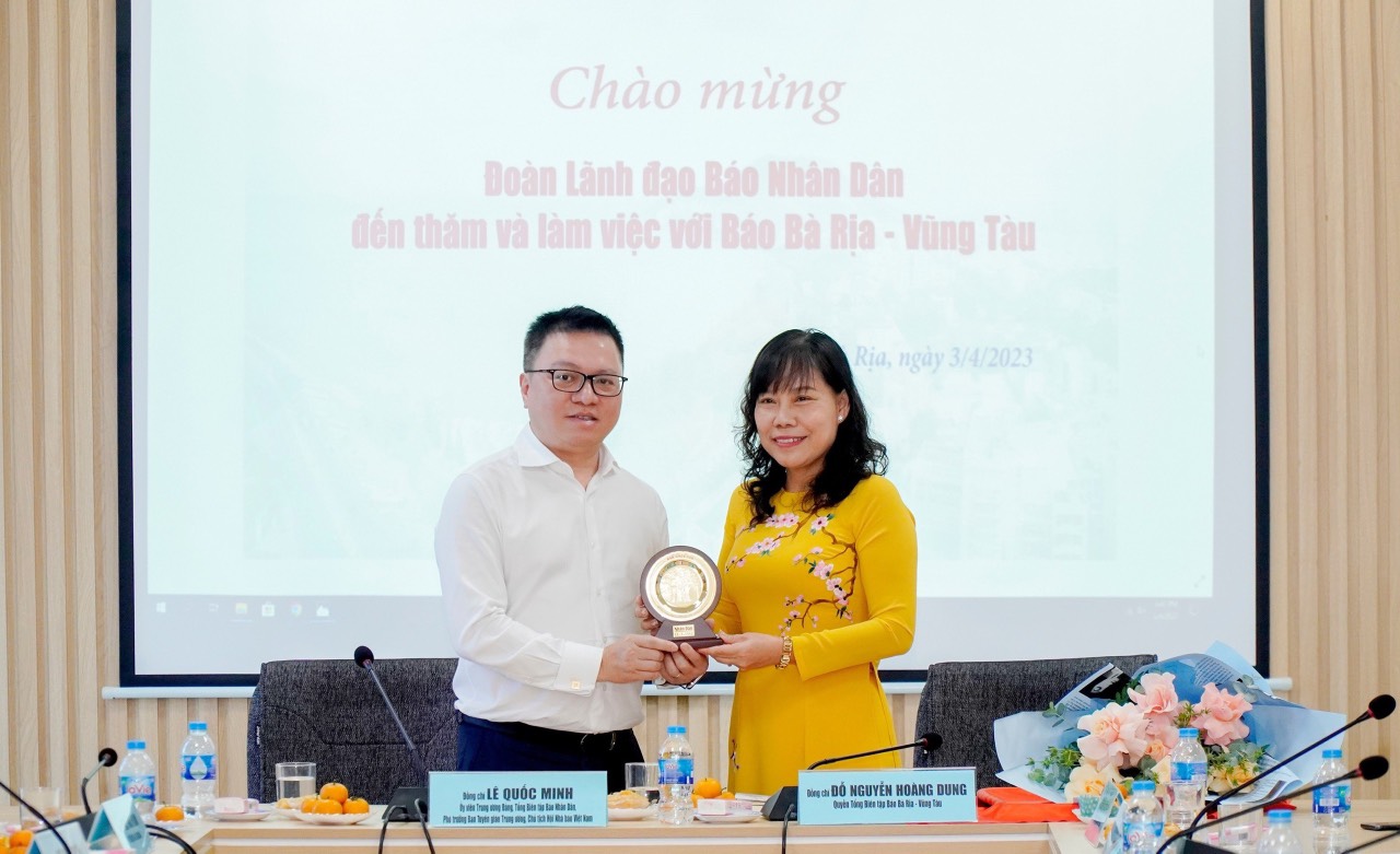 Ông Lê Quốc Minh, Ủy viên Ban Chấp hành Trung ương Đảng, Tổng Biên tập Báo Nhân Dân, Phó Trưởng Ban Tuyên giáo Trung ương, Chủ tịch Hội Nhà báo Việt Nam tặng quà lưu niệm đến lãnh đạo Báo Bà Rịa - Vũng Tàu.