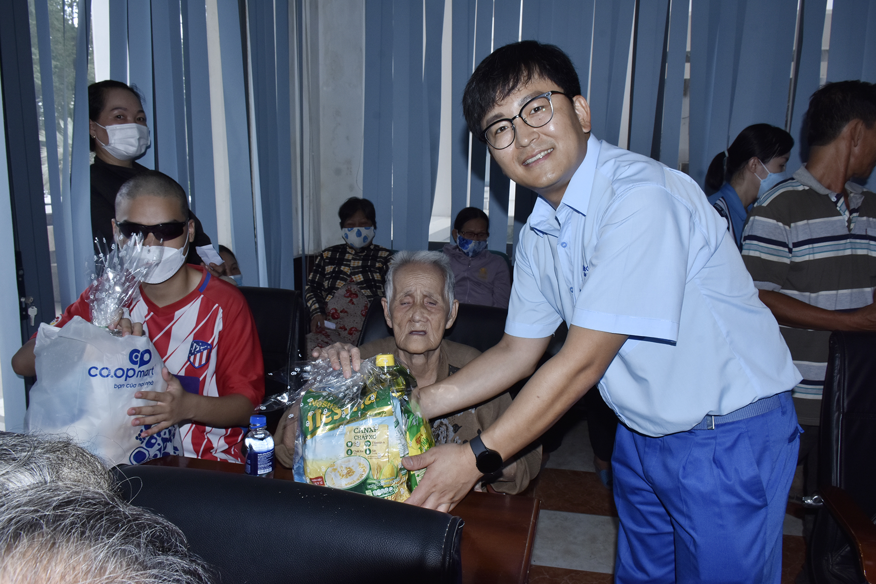 Ông Yoon Dong Woo, Phó Tổng Giám đốc khối quản lý Posco Việt Nam tặng quà cho người mù
