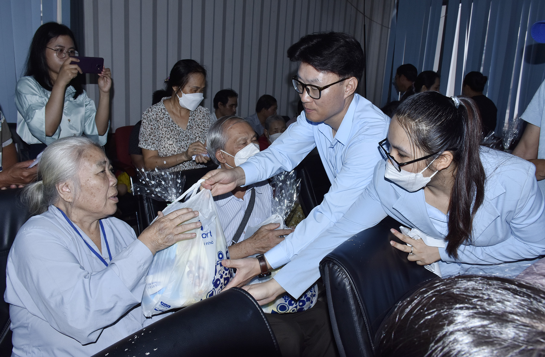 Ông Noh Hoh Sup, Phó Tổng Giám đốc khối sản xuất Posco Việt Nam tặng quà cho người mù