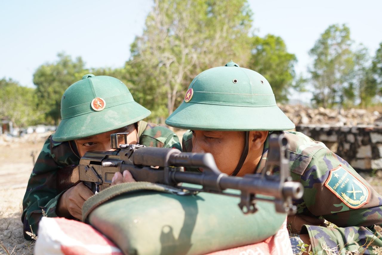 Sau 2 tháng huấn luyện, các CSM đã nắm vững kỹ thuật và thực hành tốt bắn đạn thật bằng súng Tiểu liên AK.
