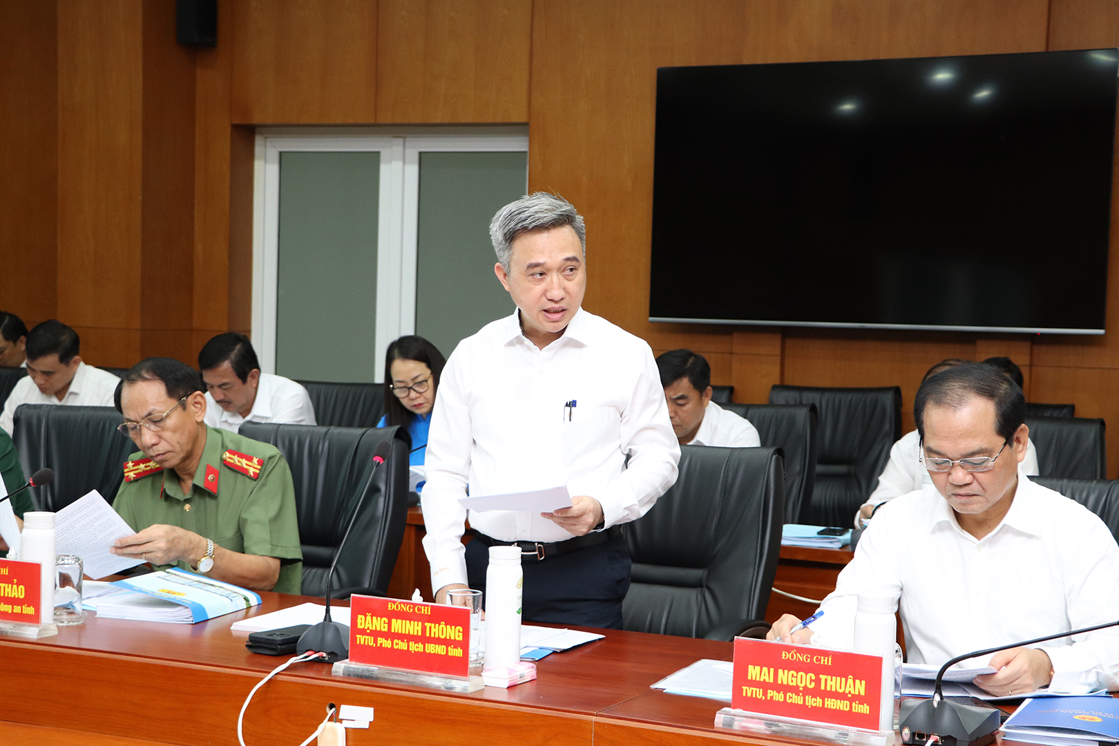 Ông Đặng Minh Thông, Phó Chủ tịch UBND tỉnh báo cáo tình hình nhiệm vụ của Ban cán sự đảng UBND tỉnh.