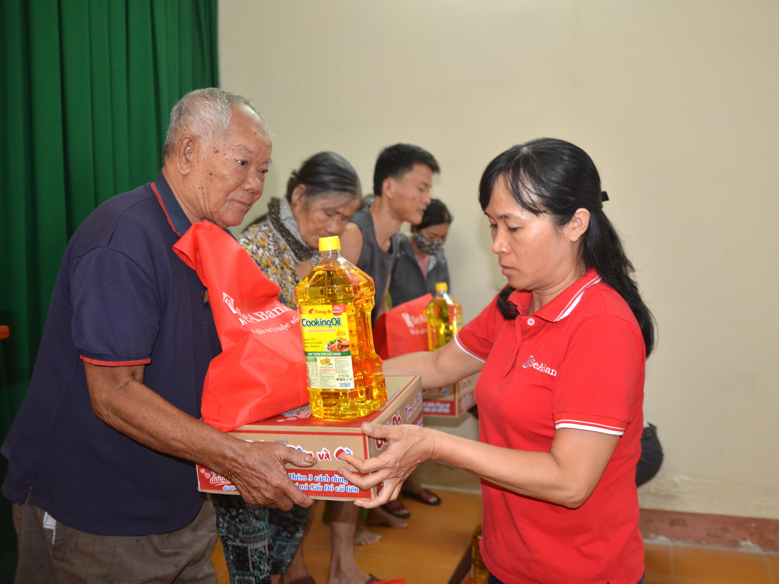 Cán bộ Ngân hàng TMCP Đông Nam Á (SeABank) Chi nhánh Vũng Tàu trao quà cho người nghèo.