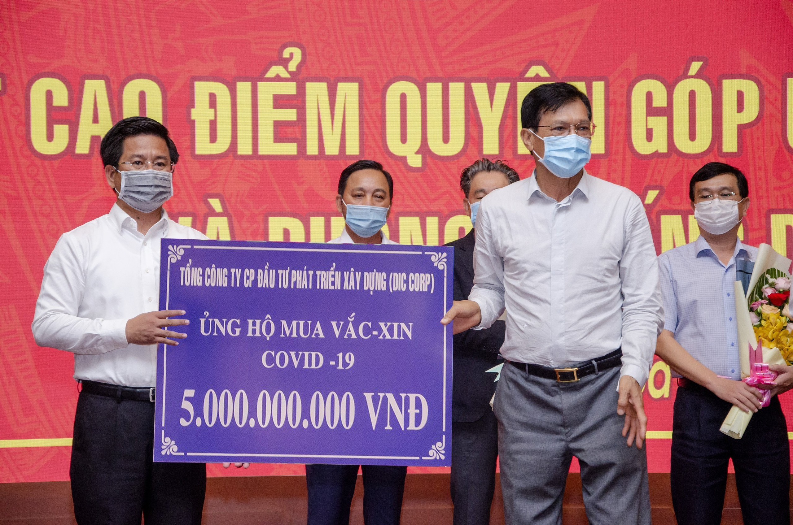Ông Nguyễn Thiện Tuấn, Bí thư Đảng ủy, Chủ tịch HĐQT DIC Group trao tiền ủng hộ 5 tỷ đồng cho Quỹ vắc xin tỉnh.